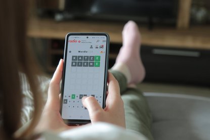 Jemand spielt Wordle auf dem Smartphone.