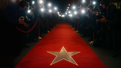 Roter Teppich mit Blitzlichtgewitter (KI generiert)